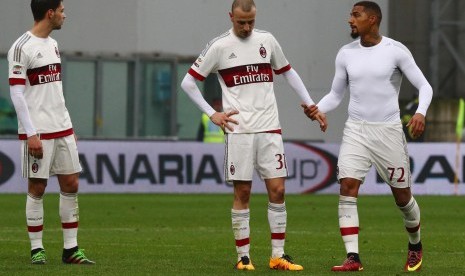 Para pemain Milan terlihat kecewa setelah kalah dari Sassoulo saat berlaga di Mapei Stadium in Reggio Emilia, Ahad (6/3)