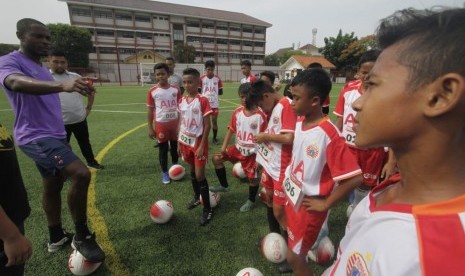 Para pemain muda mengikuti arahan dari tim program AIA Elite Football Training Camp.