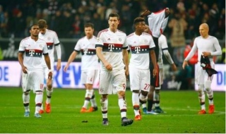 Para pemain Munchen berjalan gontai usai gagal meraih kemenangan atas Eintracht Frankfurt.