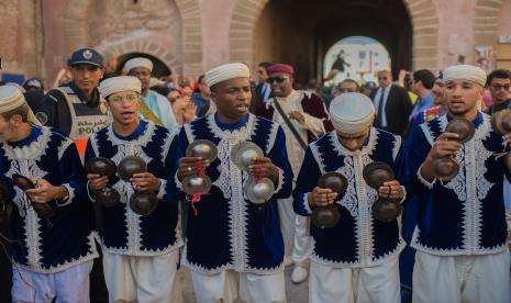 Para pemain musik Gnawa saat parade di Kota Essaouira, Maroko, 20 Juni 2019.