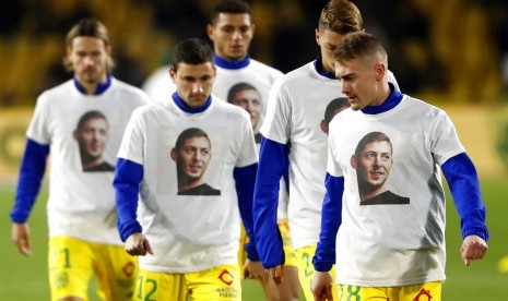 Para pemain Nantes mengenakan kaus berwajah Emiliano Sala.