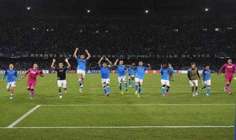 Para pemain Napoli melakukan selebrasi setelah memenangkan laga melawan Ajax Amsterdam di Naples, Kamis (13/10/2022). Kemenangan ini membuat Napoli lolos ke babak 16 besar.