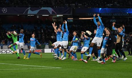 Para pemain Napoli melakukan selebrasi setelah memenangkan pertandingan leg kedua babak 16 besar Liga Champions antara SSC Napoli dan Eintracht Frankfurt, di Napoli, Italia, Kamis (16/3/2023) dini hari WIB. Napoli tim ketiga Italia setelah AC Milan dan Inter Milan yang memastikan lolos ke perempat final Liga Champions musim ini. 