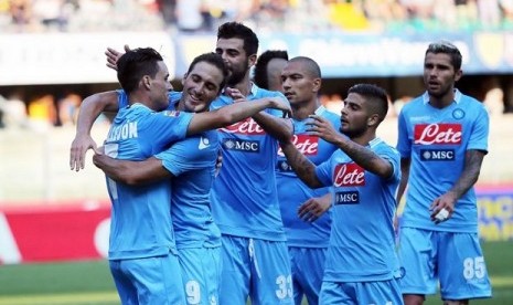 Para pemain Napoli merayakan gol.