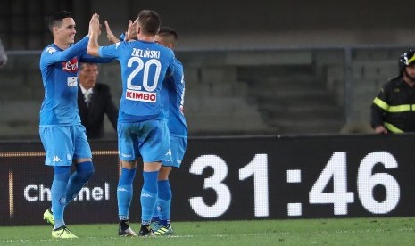 Para pemain Napoli merayakan gol bunuh diri Hellas Verona pada laga Serie A di Stadion Bentegodi, pada Ahad (20/8) dini hari WIB. Napoli menang, 3-1. 