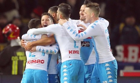 Para pemain Napoli merayakan gol Dries Mertens (kedua dari kiri) ke gawang Bologna pada laga Serie A di stadion Renato Dall'Ara, Ahad (5/2) dini hari WIB. Mertens dan Napoli belum sepakat soal perpanjangan kontraknya.