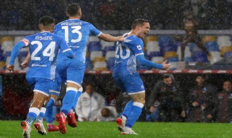 Para pemain Napoli merayakan gol Piotr Zielinski (kanan) pada laga Serie A melawan Lazio di Stadion Diego Armando Maradona, Senin (29/11) dini hari WIB. Napoli menang telak 4-0.