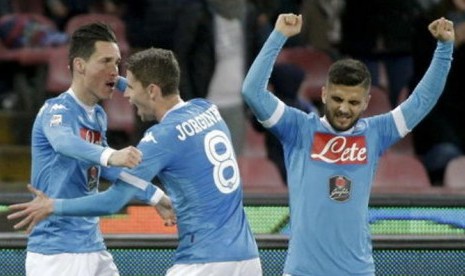 Para pemain Napoli merayakan kemenangan 3-1 atas Chievo, Ahad (6/3).