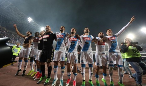 Para pemain Napoli merayakan kemenangan atas Fiorentina pada laga Serie A di Stadion San Paolo, Naples, Ahad (21/5) dini hari WIB. Napoli menang telak, 4-1.