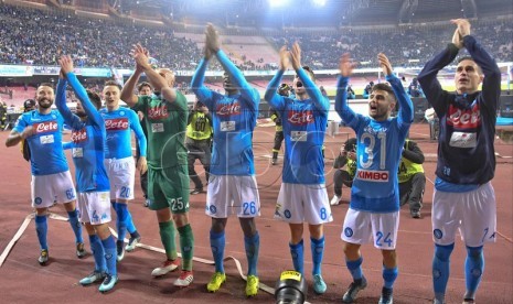 Para pemain Napoli merayakan kemenangan seusai pertandingan.