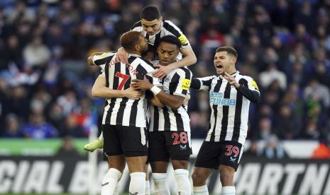 Para pemain Newcastle United merayakan gol saat pertandingan sepak bola Liga Premier Inggris antara Newcastle United dan Leicester City di Stadion King Power, di Leicester, Inggris, Senin (26/12/2022).