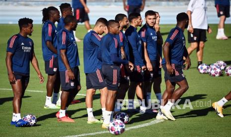  Para pemain Olympique Lyon menghadiri sesi latihan timnya di Lisbon, Portugal (18/8/2020). Olympique Lyon akan menghadapi Bayern Munich di semifinal Liga Champions UEFA pada 19 Agustus 2020. 