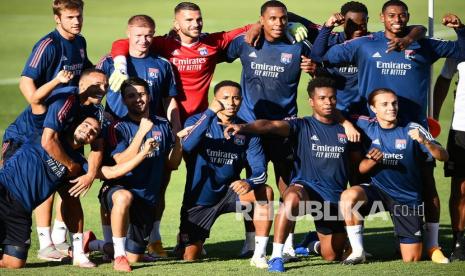  Para pemain Olympique Lyon menghadiri sesi latihan timnya di Lisbon, Portugal (18/8/2020). Olympique Lyon akan menghadapi Bayern Munich di semifinal Liga Champions UEFA pada 19 Agustus 2020. 