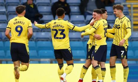 Para pemain Oxford United merayakan gol ke gawang Burton Albion pada kompetisi League One.