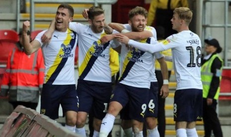 Oxford United terancam terlempar dari zona playoff League One Inggris.