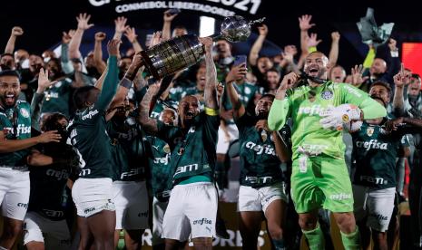 Para pemain Palmeiras merayakan dengan trofi setelah mengalahkan Flamengo dan memenangkan Copa Libertadores, di Stadion Centenario di Montevideo, Uruguay, 27 November 2021.