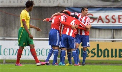 Para pemain Paraguay merayakan gol ke gawang Kamerun pada laga pemanasan sebelum Piala Dunia 2014 di Kufstein, Austria, Jumat (30/5) dini hari WIB.