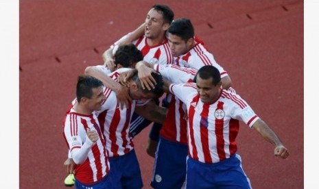 Para pemain Paraguay merayakan gol ke gawang Uruguay di Copa America