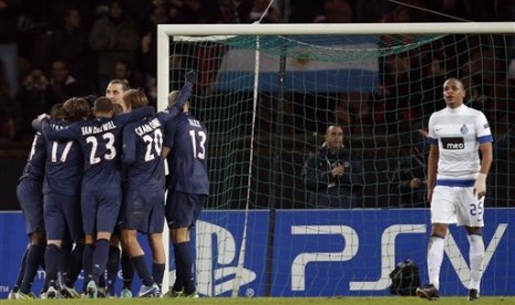 Para pemain Paris Saint-Germain (PSG) merayakan gol ke gawang Porto pada partai terakhir Grup A Liga Champions, Rabu (5/12) dini hari. PSG menang 2-1 dan memastikan diri sebagai juara grup. 