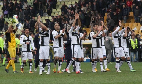 Para pemain Parma melakukan 'standing ovation'.