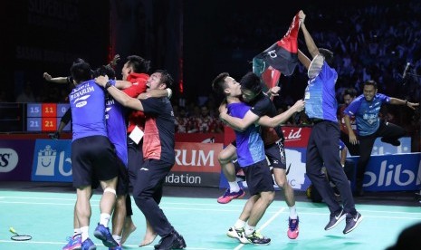 Para pemain PB Djarum merayakan gelar juara Djarum Superliga Badminton 2019.