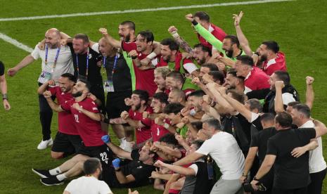 Para pemain, pelatih, dan ofisial Georgia berfoto bersama setelah memastikan lolos ke babak 16 besar Euro 2024 usai mengalahkan Georgia 2-0 pada pertandingan terakhir Grup F di Arena Aufschalke, Gelsenkirchen, Kamis (27/6/2024) dini hari WIB. 