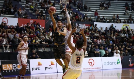 Para pemain Pelita Jaya menjaga guard Bima Perkasa Jogja Nuke Tri Saputra dalam laga Piala Presiden Bolabasket 2019. Pelita Jaya mengalahkan BIma Perkasa 65-55 dan lolos ke semifinal sebagai juara Grup B.