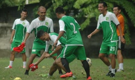 Para pemain Persebaya ISL saat berlatih bersama.