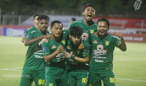 Para pemain Persebaya Surabaya merayakan gol Taisei Marukawa (tengah) ke gawang PSM Makassar dalam lanjutan Liga 1 2021/2022 di Stadion Gelora Ngurah Rai, Denpasar, Jumat (14/1/2022). 