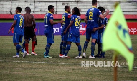 Para pemain Persib Bandung melakukan selebrasi setelah peluit babak terakhir melawan Persipura pada lanjutan Liga 1 2019 di Stadion Gelora Delta Sidoarjo, Jawa Timur, Senin (23/9/2019).