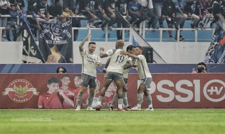 Para pemain Persib Bandung merayakan gol ke gawang PSIS Semarang dalam laga lanjutan Liga 1 2022/2023.