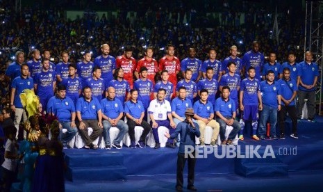 Para pemain persib dan pengurus berfoto bersama pada Launcing Tim Persib 2017, di Stadion Siliwangi, Kota Bandung, Ahad (4/3).