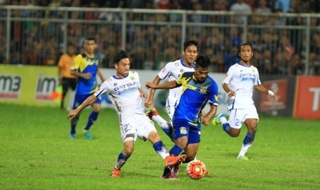 Para pemain Persib (putih) mengepung pemain Persiba.