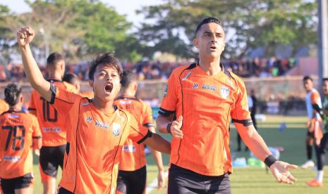 Para pemain Persibo Bojonegoro saat selebrasi seusai mencetak gol ke gawang Gresik United FC dalam laga perdana Grup 3 Liga 2 2024/2025, di Stadion Letjen H. Soedirman, Bojonegoro, Sabtu (7/9/2024).