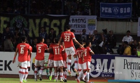 Para pemain Persija Jakarta merayakan gol Ramdani Lestaluhu (tengah) pada laga Liga 1 lawan Persib Bandung di Stadion GBLA, Bandung, Jawa Barat, Sabtu (22/7). Laga berakhir imbang, 1-1.