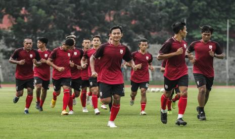 Para pemain Persis Solo menjalani latihan perdana pascalibur Lebaran, di Stadion Universitas Sebelas Maret (UNS), Rabu (19/5) sore. 