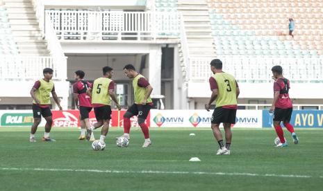 Para pemain Persis Solo menjalani official training di Stadion Pakansari, Bogor, Jawa Barat, Selasa (14/12) pagi. Latihan tersebut menjelang laga perdana babak 8 besar Liga 2 2021/2022 melawan Rans Cilegon FC pada Rabu (15/12). 