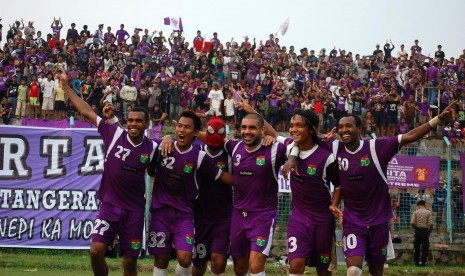 Para pemain Persita Tangerang dalam sebuah laga di stadion Benteng, Tangerang.