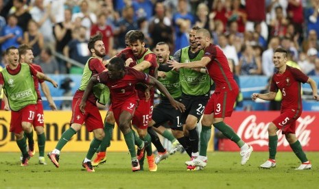 Para pemain Portugal melakukan selebrasi setelah Eder mencetak gol