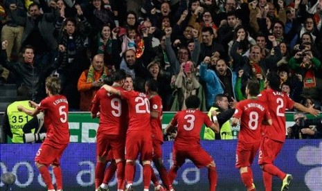 Para pemain Portugal merayakan gol.