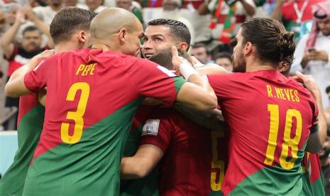 Para pemain Portugal merayakan gol Bruno Fernandes yang sempat diklaim oleh Cristiano Ronaldo saat melawan Uruguay dalam lanjutan penyisihan Grup H di Lusail Stadium, Lusail, Selasa (29/11/2022).