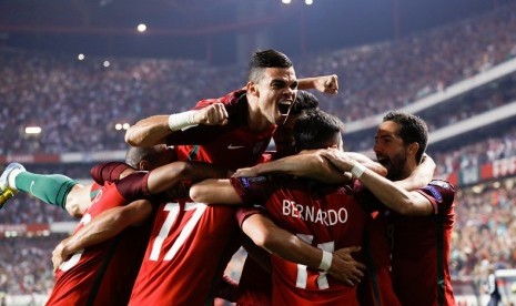 Para pemain Portugal saatmerayakan gol ke gawang Swiss dalam laga kualifikasi Piala Dunia 2018. 