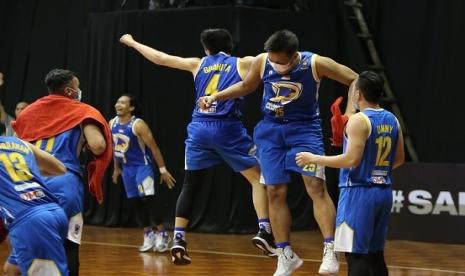 Para pemain Prawira Bandung  merayakan kemenangan dramatis atas Satria Muda Pertamina dengan skor 73-72 di kompetisi IBL 2021, Kamis (11/3).