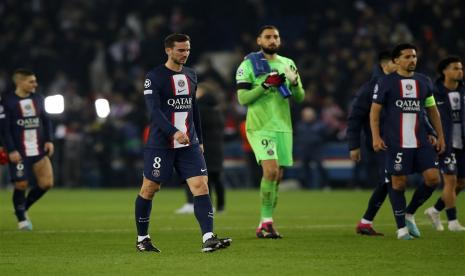 Para pemain PSG berjalan lesu setelah kalah dari Bayern Munchen pada leg pertama babak 16 besar Liga Champions.