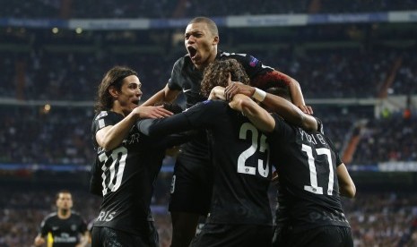 Para pemain PSG merayakan gol Adrien Rabiot ke gawang Real Madrid.