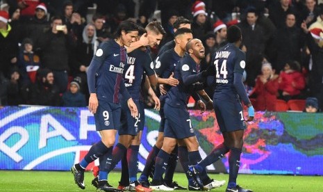 Para pemain PSG merayakan gol ke gawang Lorient.