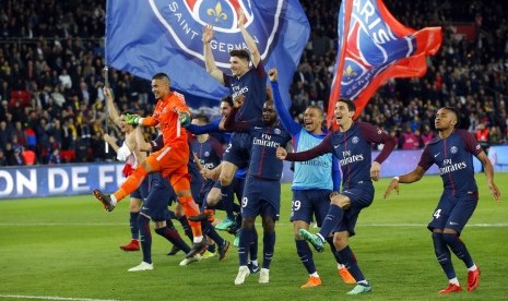 Para pemain PSG merayakan keberhasilan menjuarai Liga Prancis musim 2017/2018 setelah menaklukkan AS Monaco 7-1, Senin (16/4) dini hari WIB.