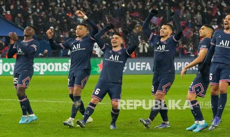  Para pemain PSG merayakan kemenangan 1-0 mereka setelah babak 16 besar Liga Champions, leg pertama, pertandingan sepak bola Paris Saint-Germain melawan Real Madrid di stadion Parc des Princes di Paris, Rabu (16/2/2022) dini hari WIB .