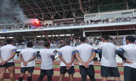 Para pemain PSIM menyambut dan menyanyikan mars PSIM bersama fans di Stadion Mandala Krida sebelum memulai sesi latihan perdana.