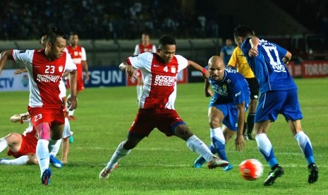 Para pemain PSM (merah putih) saat berhadapan dengan Persib pada Piala Presiden, Senin (6/2).